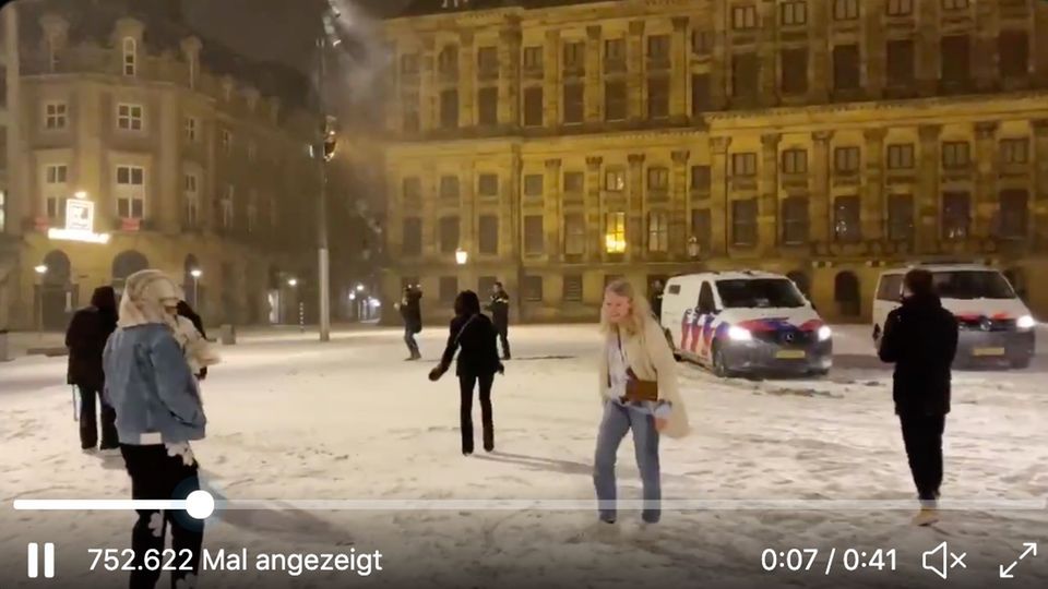 Niederlande: Trotz Verbot: Amsterdamer liefern sich Schneeballschlacht mit Polizei