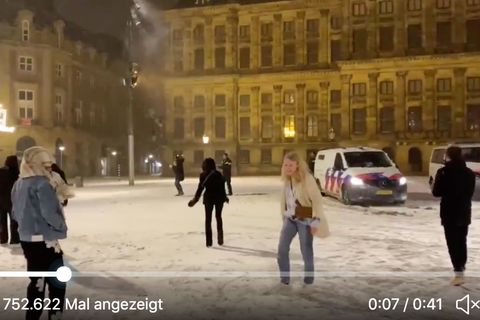 Niederlande: Trotz Verbot: Amsterdamer liefern sich Schneeballschlacht mit Polizei