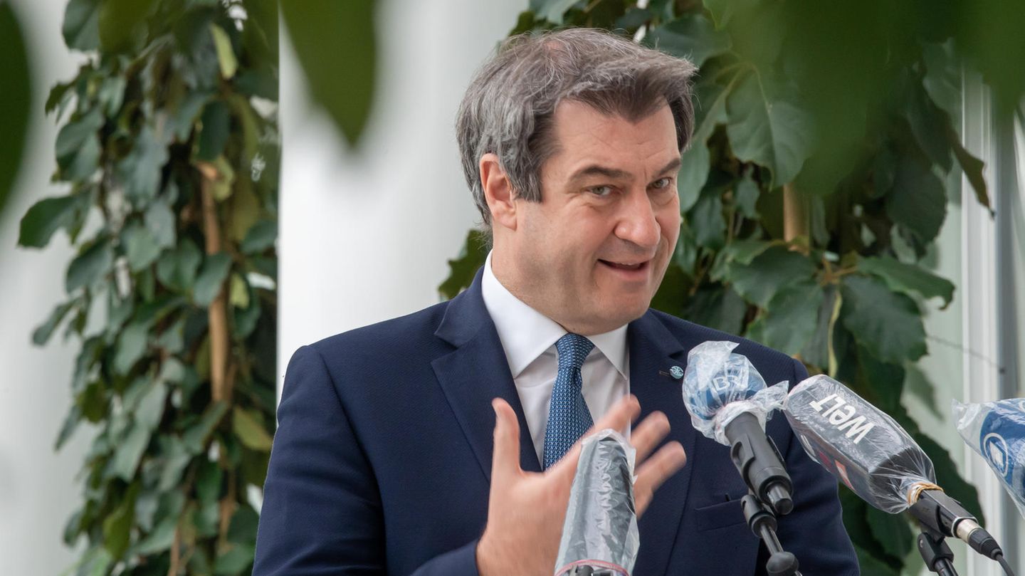 Bayerischer Ministerpräsident Markus Söder antwortet Journalisten bei Pressekonferenz