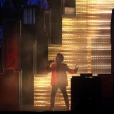 Komm ins Licht: Zu Beginn der Superbowl-Halbzeitshow in Tampa öffnet sich für Superstar The Weeknd die Tribüne. Der Sänger betritt durch einen Lichtkegel die Bühne und zeigt bei seinem 13-minütgen Auftritt eine spektakuläre Show mit vielen technischen Raffinessen.