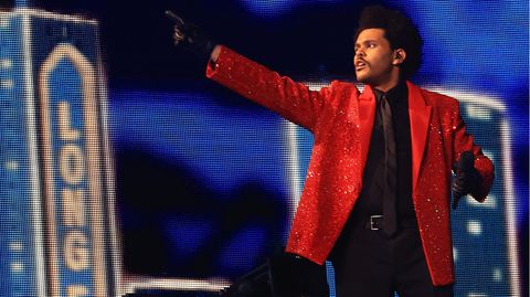 In einem roten Jackett steht The Weeknd vor einer eindrucksvollen Kulisse. 7 Millionen Dollar (5,3 Millionen Euro) aus eigener Tasche hat der Sänger bezahlt, um das Spektakel perfekt zu machen. Für ihn wurde eigens eine Tribüne gebaut, die wie eine Theaterbühne funktionierte.