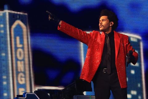 In einem roten Jackett steht The Weeknd vor einer eindrucksvollen Kulisse. 7 Millionen Dollar (5,3 Millionen Euro) aus eigener Tasche hat der Sänger bezahlt, um das Spektakel perfekt zu machen. Für ihn wurde eigens eine Tribüne gebaut, die wie eine Theaterbühne funktionierte.