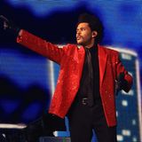 In einem roten Jackett steht The Weeknd vor einer eindrucksvollen Kulisse. 7 Millionen Dollar (5,3 Millionen Euro) aus eigener Tasche hat der Sänger bezahlt, um das Spektakel perfekt zu machen. Für ihn wurde eigens eine Tribüne gebaut, die wie eine Theaterbühne funktionierte.