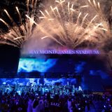 Die Anzeigetafel des Stadions und die Tribüne verschmelzen zur perfekten Kulisse für Songs wie "Starboy", "Can't Feel My Face" oder "Earned It". The Weeknd erweist sich dabei als Perfektionist. Visuell ist seine Show ein Highlight.