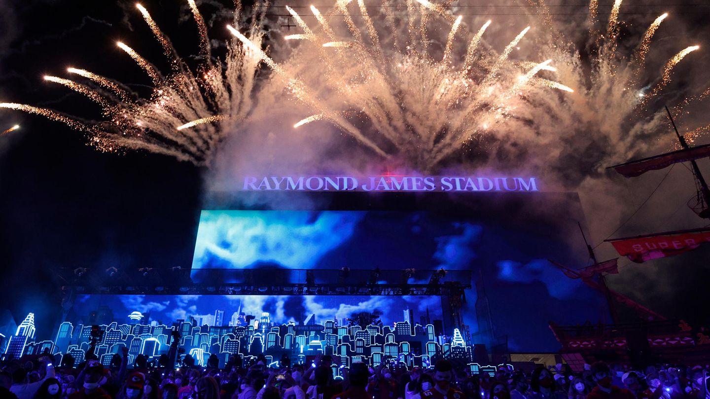 Die Anzeigetafel des Stadions und die Tribüne verschmelzen zur perfekten Kulisse für Songs wie "Starboy", "Can't Feel My Face" oder "Earned It". The Weeknd erweist sich dabei als Perfektionist. Visuell ist seine Show ein Highlight.