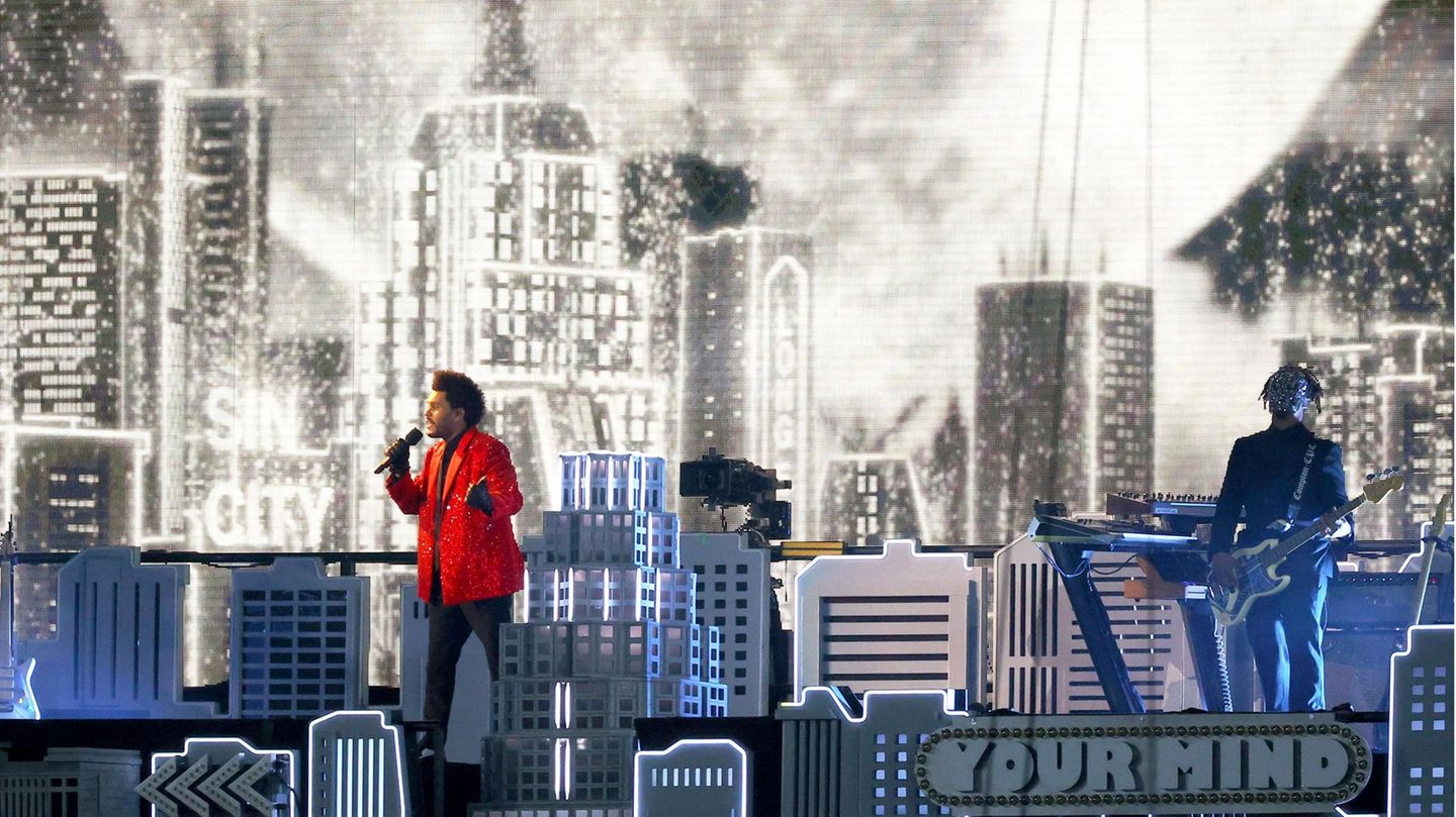 Am Anfang der Show hat The Weeknd allerdings mit Tonproblemen zu kämpfen. Sein Gesang ist kaum zu hören. Das legt sich zum Glück. 