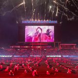 Für seinen größten Hit "Blinding Lights" betrat der kanadische Sänger den heiligen Rasen des Raymond-James-Stadions in Tampa. Gemeinsam mit hunderten von Tänzern zeigte er eine olympiareife Choreografie.