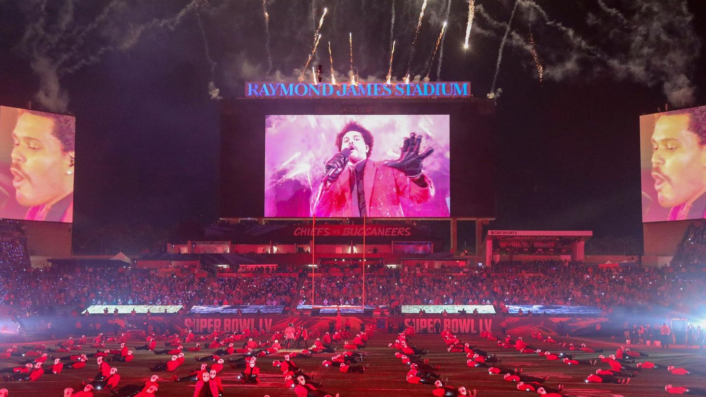 Für seinen größten Hit "Blinding Lights" betrat der kanadische Sänger den heiligen Rasen des Raymond-James-Stadions in Tampa. Gemeinsam mit hunderten von Tänzern zeigte er eine olympiareife Choreografie.