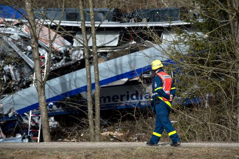 Rettungssanitäter betrachtet Zugunfall in Bad Aibling