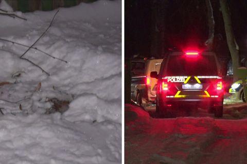 Links ist eine zerwühlte Stelle im Schnee zu sehen, an der das Baby gelegen hat, rechts zwei beleuchtete Polizeiautos im Dunkeln