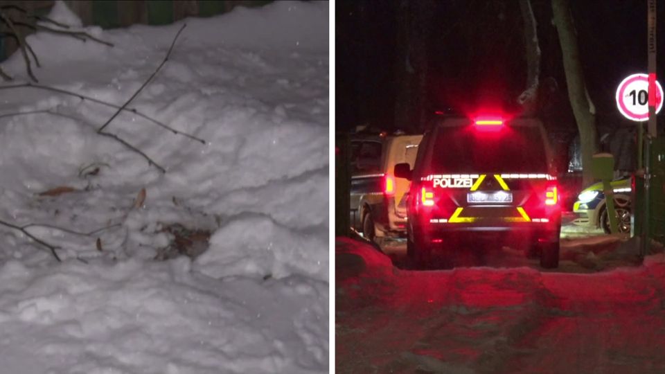Baby Brandenburg Links ist eine zerwühlte Stelle im Schnee zu sehen, an der das Baby gelegen hat, rechts zwei beleuchtete Polizeiautos im Dunkeln