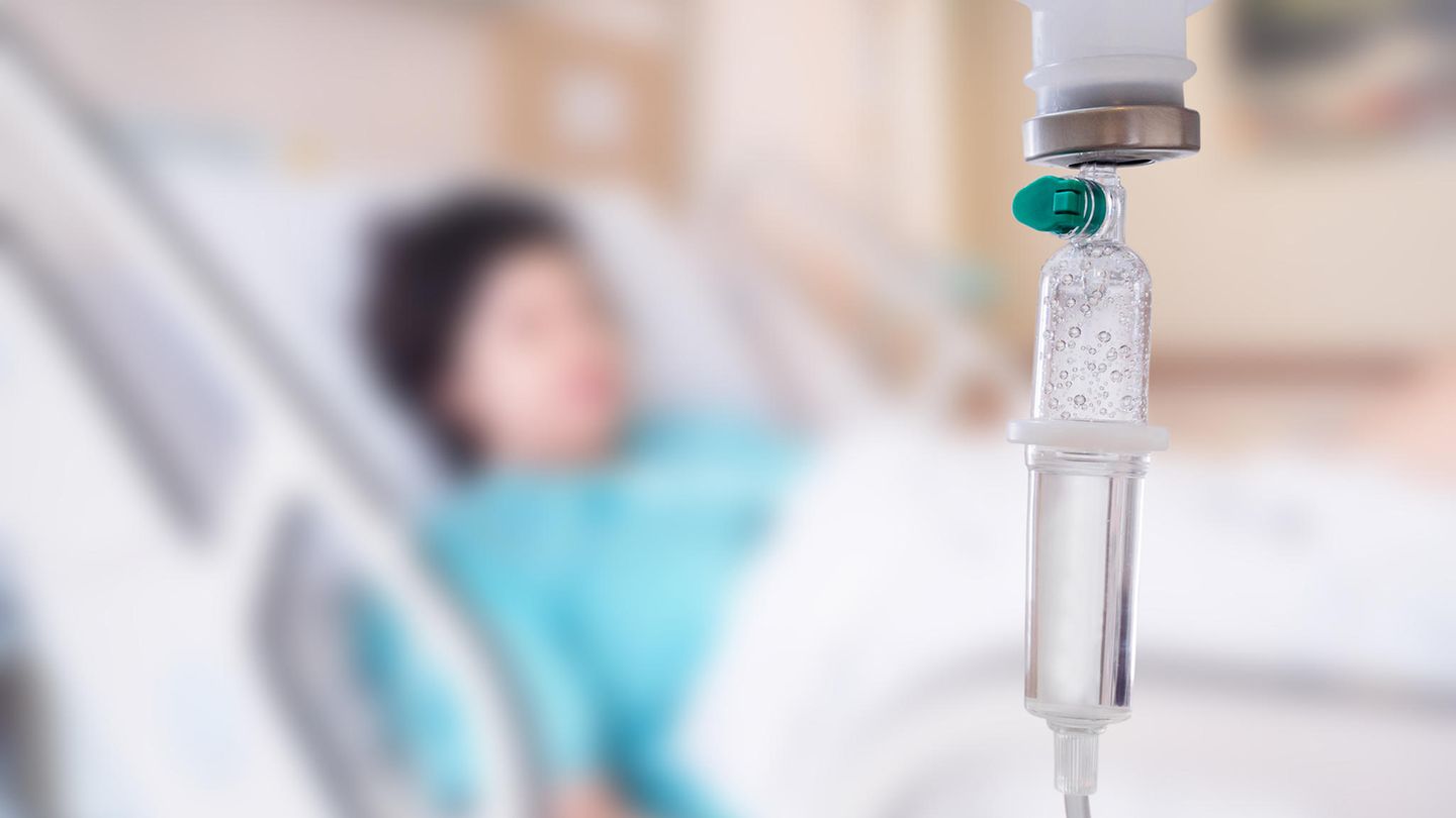 Pflege-Petition: Eine Frau liegt in einem Krankenhaus-Bett