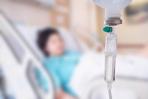 Pflege-Petition: Eine Frau liegt in einem Krankenhaus-Bett