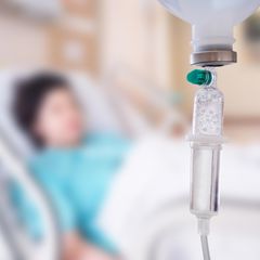 Pflege-Petition: Eine Frau liegt in einem Krankenhaus-Bett