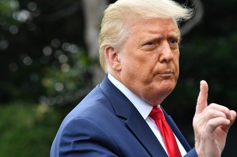 Der ehemalige US-Präsident Donald Trump hebt den Zeigefinger