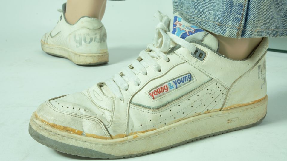 Das Mordopfer trug weiße Turnschuhe mit Außenbeschriftung und Emblemen der Marke "Young & Young"