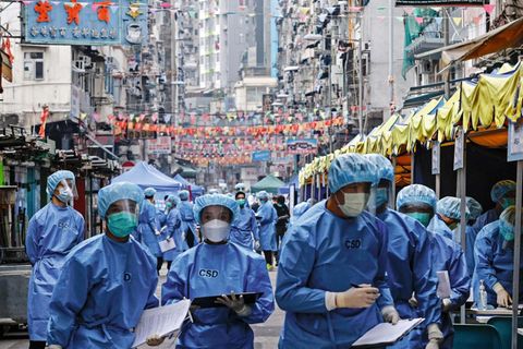 Ausschwärmen in Hongkong: Mitarbeiter der Gesundheitsbehörde versuchen, einen Ausbruch einzudämmen