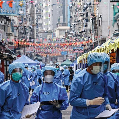 Ausschwärmen in Hongkong: Mitarbeiter der Gesundheitsbehörde versuchen, einen Ausbruch einzudämmen
