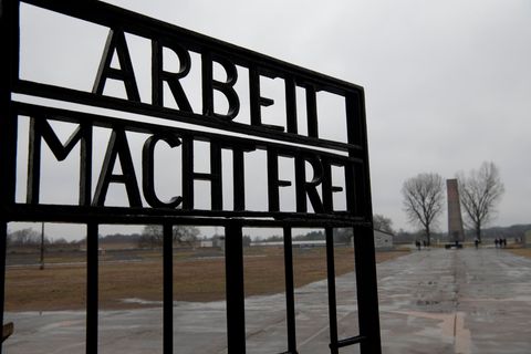 "Arbeit macht frei" steht am Eingangstor des ehemaligen Konzentrationslagers in der Gedenkstätte Sachsenhausen