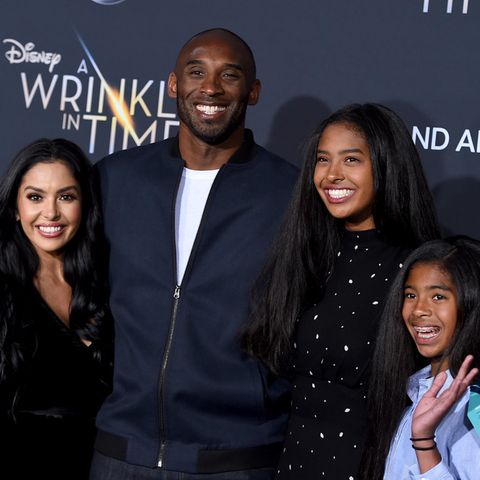 Der verstorbene Kobe Bryant steht mit seiner Familie auf dem roten Teppich