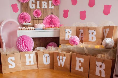 Mann und Frau halten einen Ballon mit der Aufschrift "Boy or girl?"