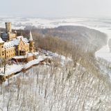 Bild 1 von 14 der Fotostrecke zum Klicken:  Bei Sonnenaufgang im Leinetal erwacht das Schloss Marienburg in Pattensen südlich von Hannover in einer verschneiten Landschaft.
