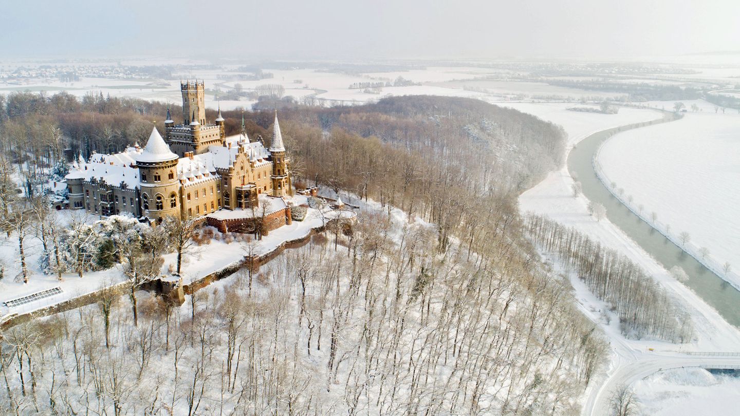 Bild 1 von 14 der Fotostrecke zum Klicken:  Bei Sonnenaufgang im Leinetal erwacht das Schloss Marienburg in Pattensen südlich von Hannover in einer verschneiten Landschaft.