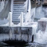 Die Treppe zu einem Schiffsanleger an der Seebrücke von Sassnitz wurde von einem Eispanzer überzogen