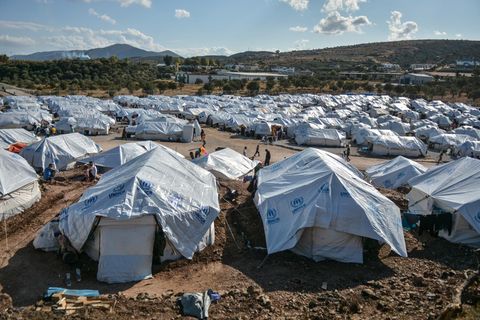 Migranten gehen nach starken Regenfällen durch das Flüchtlingslager "Kara Tepe"