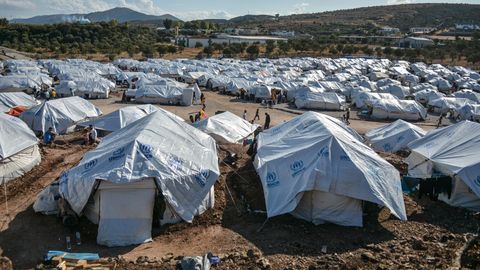 Migranten gehen nach starken Regenfällen durch das Flüchtlingslager "Kara Tepe"