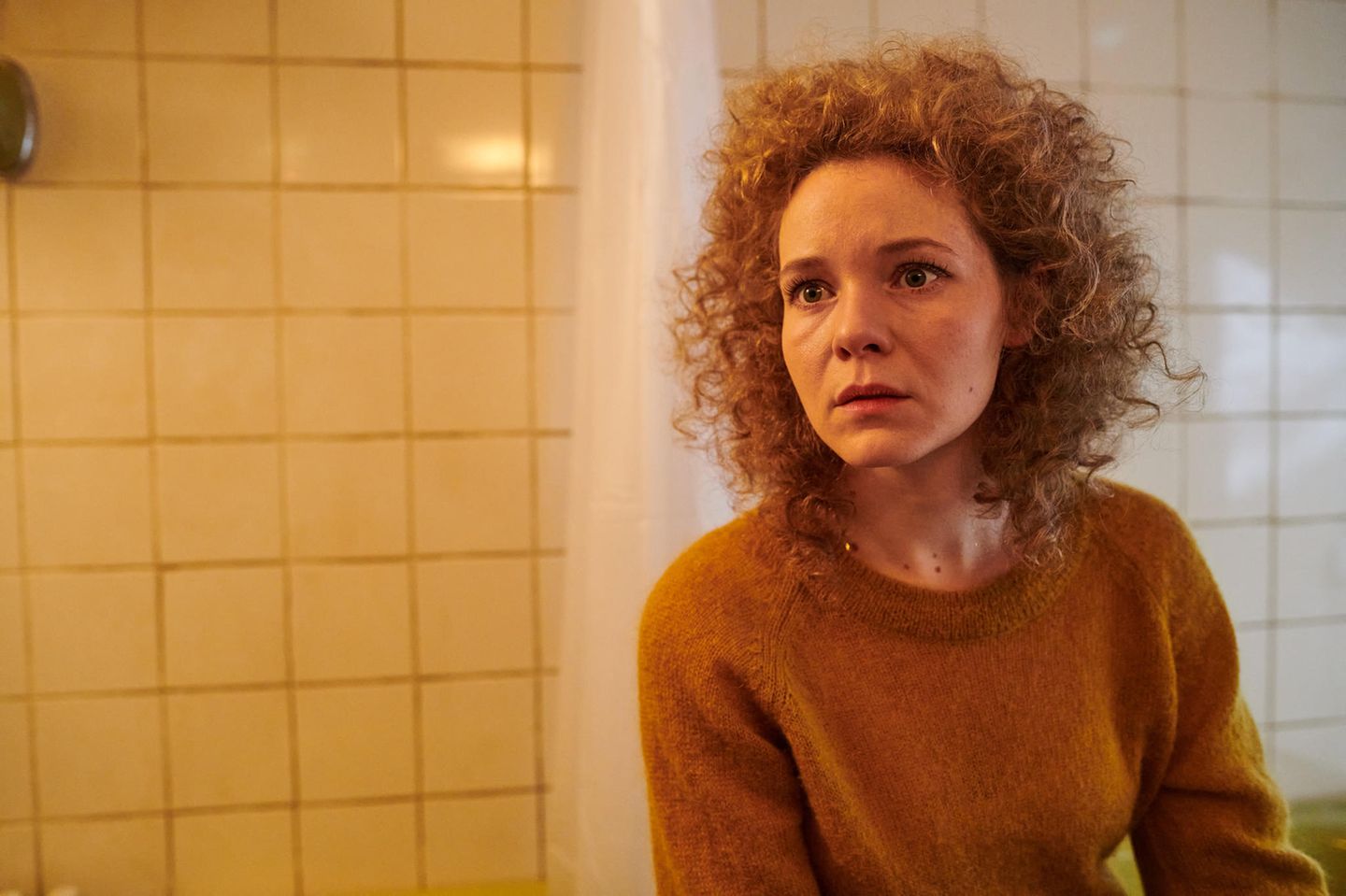 Die echte Christiane F. hatte noch eine jüngere Schwester. Hier ist sie das einzige Kind von Karin (Angelina Häntsch), die ihre Familie alleine ernährt und zunächst eine Affäre mit ihrem Chef hat. Später, nach der Trennung von ihrem Mann, zieht ihr neuer Partner in die Wohnung in der Hochaussiedlung Gropiusstadt ein.