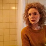 Die echte Christiane F. hatte noch eine jüngere Schwester. Hier ist sie das einzige Kind von Karin (Angelina Häntsch), die ihre Familie alleine ernährt und zunächst eine Affäre mit ihrem Chef hat. Später, nach der Trennung von ihrem Mann, zieht ihr neuer Partner in die Wohnung in der Hochaussiedlung Gropiusstadt ein.