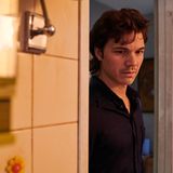 Anders als im Buch wird Christianes Vater Robert (Sebastian Urzendowsky) nicht als Monster dargestellt, das seine Kinder windelweich schlägt. Vielmehr ist er ein sanfter, harmoniesüchtiger und im Kern zutiefst verunsicherter Mann.