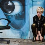 Babsi (Lea Drinda) ist die Einzige in Christianes Freundeskreis, die aus einer besseren Familie kommt. Während die anderen Kinder der trostlosen Realität und Perspektivlosigkeit entkommen wollen, sitzt Babsi in einem goldenen Käfig. Materiell hat sie alles, außer Zuneigung und Liebe: Ihr Vater hat sich das Leben genommen, sie lebt bei ihrer Großmutter.