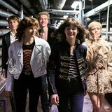 Die Kleidung der Clique ist extrem stylisch, mitunter wirkt die Serie wie eine Modenschau. Die Serie punktet mit einer opulenten Optik. Der Achteiler ist ab dem 19. Februar auf Amazon Prime abrufbar.