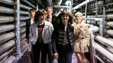 Die Kleidung der Clique ist extrem stylisch, mitunter wirkt die Serie wie eine Modenschau. Die Serie punktet mit einer opulenten Optik. Der Achteiler ist ab dem 19. Februar auf Amazon Prime abrufbar.
