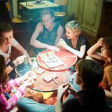 Andere Kinder trinken in dem Alter noch Kakao und Limo, Christiane (Jana McKinnon, l.) und ihre Freunde Axel (Jeremias Meyer), Michi (Bruno Alexander), Babsi (Lea Drinda), Stella (Lena Urzendowsky) und Benno (Michelangelo Fortuzzi) geben sich schon lange nicht mehr damit zufrieden. Auch Zigaretten und Tabletten reichen ihnen nicht mehr - sie brauchen härteren Stoff.