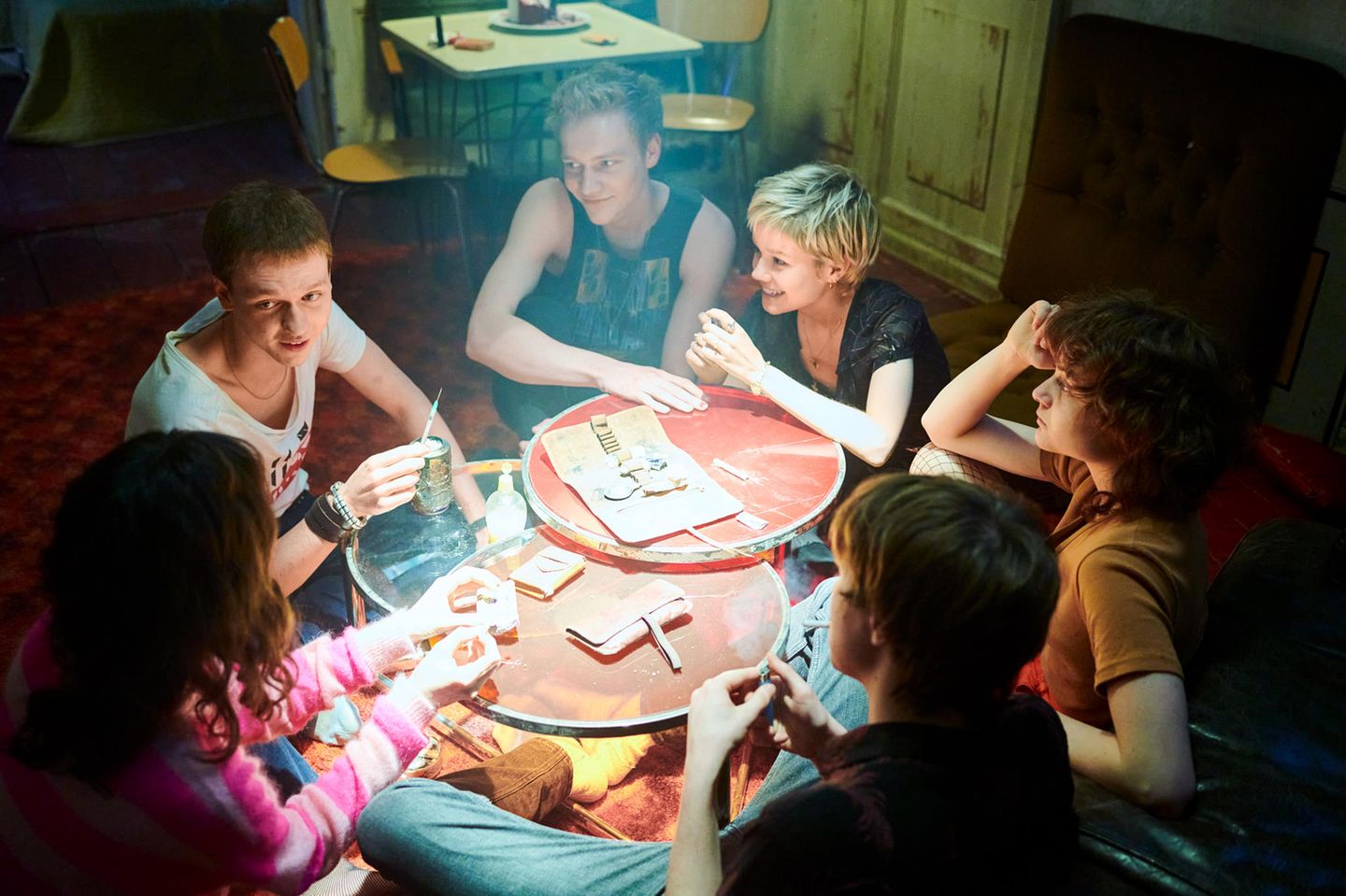 Andere Kinder trinken in dem Alter noch Kakao und Limo, Christiane (Jana McKinnon, l.) und ihre Freunde Axel (Jeremias Meyer), Michi (Bruno Alexander), Babsi (Lea Drinda), Stella (Lena Urzendowsky) und Benno (Michelangelo Fortuzzi) geben sich schon lange nicht mehr damit zufrieden. Auch Zigaretten und Tabletten reichen ihnen nicht mehr - sie brauchen härteren Stoff.