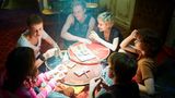 Andere Kinder trinken in dem Alter noch Kakao und Limo, Christiane (Jana McKinnon, l.) und ihre Freunde Axel (Jeremias Meyer), Michi (Bruno Alexander), Babsi (Lea Drinda), Stella (Lena Urzendowsky) und Benno (Michelangelo Fortuzzi) geben sich schon lange nicht mehr damit zufrieden. Auch Zigaretten und Tabletten reichen ihnen nicht mehr - sie brauchen härteren Stoff.
