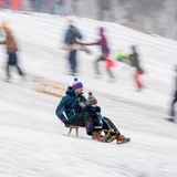 Bahn frei! Diese Beiden vergügen sich mit dem Schlitten auf der Rodelbahn im Volkspark Friedrichshain in Berlin.