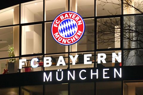 Das leuchtende Vereinswappen der Bayern an der Geschäftsstelle in der Säbener Straße