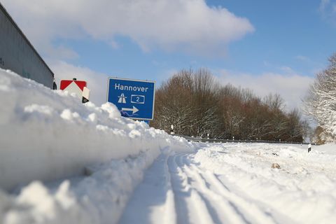 Die Autobahn bei Bielefeld ist von Schneemassen bedeckt