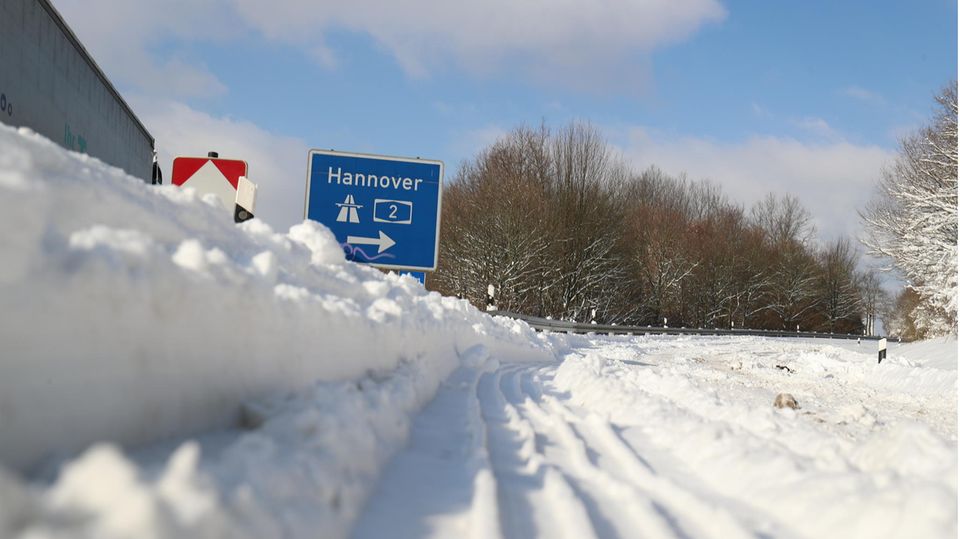 Die Autobahn bei Bielefeld ist von Schneemassen bedeckt