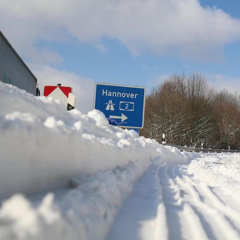Die Autobahn bei Bielefeld ist von Schneemassen bedeckt