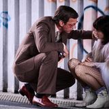 Am Bahnhof Zoo wird Christiane von Stottermax (Sebastian Rudolph) angesprochen, den sie gegen Geld auspeitscht.