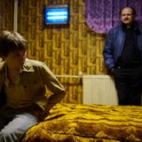 Als Benno (Michelangelo Fortuzzi) das erste Mal anschaffen geht, will er damit die Operation für sein Haustier finanzieren. Später prostituiert er sich für die Sucht.