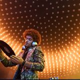 Treffpunkt von Christiane und ihren Freunden ist das "Sound", eine in den 70ern aufgrund der Technik extrem Moderne Diskothek. Dijan (Nik Xhelilaj) legt hier auf.