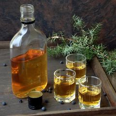 Gin Sets für Zuhause: Drei Gläser mit Bathtub-Gin stehen neben einer halbvollen Flasche