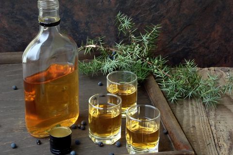 Gin Sets für Zuhause: Drei Gläser mit Bathtub-Gin stehen neben einer halbvollen Flasche