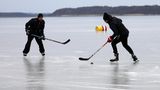 Eishockeyspieler auf dem Kölpinsee: Der außergewöhnlich flache See friert als einer der ersten der Mecklenburgischen Seenplatte zu.